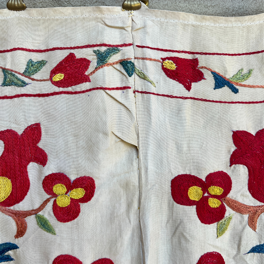 
                      
                        Medium Suzani 058
                      
                    